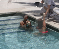 PEOPLE - Demi Lovato kühlt sich im Pool ab