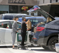 PEOPLE -  Jessica Alba schiebt einen übervollen Einkaufswagen zum Auto