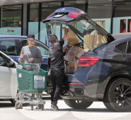 PEOPLE -  Jessica Alba schiebt einen übervollen Einkaufswagen zum Auto