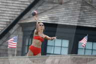 PEOPLE - Karlie Kloss und Joshua Kushner spielen Football vor dem Strandhaus