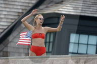 PEOPLE - Karlie Kloss und Joshua Kushner spielen Football vor dem Strandhaus