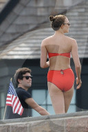 PEOPLE - Karlie Kloss und Joshua Kushner spielen Football vor dem Strandhaus