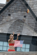 PEOPLE - Karlie Kloss und Joshua Kushner spielen Football vor dem Strandhaus