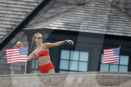 PEOPLE - Karlie Kloss und Joshua Kushner spielen Football vor dem Strandhaus