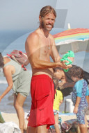 PEOPLE - Foo Fighter Taylor Hawkins am Strand von Montauk