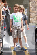 EXKLUSIV - Familie Jolie-Pitt bummelt in Los Feliz