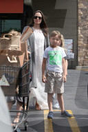 EXKLUSIV - Familie Jolie-Pitt bummelt in Los Feliz