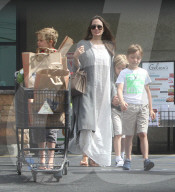 EXKLUSIV - Familie Jolie-Pitt bummelt in Los Feliz