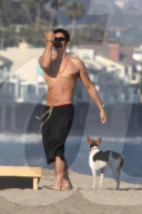 EXKLUSIV - Sexy: Orlando Bloom oben ohne am Strand von Malibu