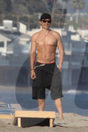 EXKLUSIV - Sexy: Orlando Bloom oben ohne am Strand von Malibu
