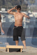 EXKLUSIV - Sexy: Orlando Bloom oben ohne am Strand von Malibu