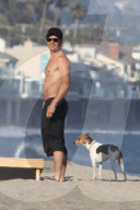 EXKLUSIV - Sexy: Orlando Bloom oben ohne am Strand von Malibu