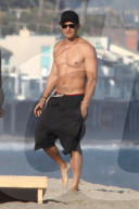EXKLUSIV - Sexy: Orlando Bloom oben ohne am Strand von Malibu