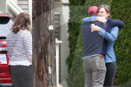PEOPLE - Liebevoller Abschied bei Jamie Dornan nd Frau Amelia