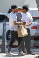 PEOPLE - Daddy on Duty: Pete Wentz mit Klein Saint in Studio City unterwegs
