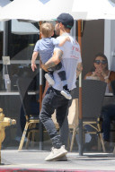 PEOPLE - Daddy on Duty: Pete Wentz mit Klein Saint in Studio City unterwegs