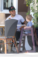 PEOPLE - Daddy on Duty: Pete Wentz mit Klein Saint in Studio City unterwegs