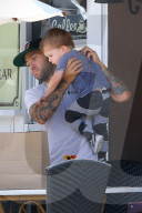 PEOPLE - Daddy on Duty: Pete Wentz mit Klein Saint in Studio City unterwegs