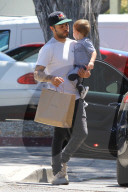 PEOPLE - Daddy on Duty: Pete Wentz mit Klein Saint in Studio City unterwegs