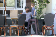 PEOPLE - Daddy on Duty: Pete Wentz mit Klein Saint in Studio City unterwegs