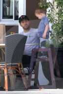PEOPLE - Daddy on Duty: Pete Wentz mit Klein Saint in Studio City unterwegs