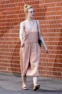 PEOPLE - Elle Fanning im sommerlichen Look in Sherman Oaks unterwegs