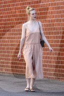 PEOPLE - Elle Fanning im sommerlichen Look in Sherman Oaks unterwegs