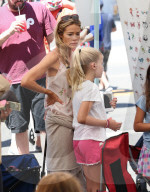 PEOPLE - Denise Richards besucht mit den Kids den Bauernmarkt in Studio City
