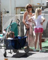PEOPLE - Denise Richards besucht mit den Kids den Bauernmarkt in Studio City