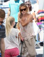 PEOPLE - Denise Richards besucht mit den Kids den Bauernmarkt in Studio City
