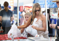 PEOPLE - Denise Richards besucht mit den Kids den Bauernmarkt in Studio City