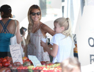 PEOPLE - Denise Richards besucht mit den Kids den Bauernmarkt in Studio City