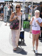 PEOPLE - Denise Richards besucht mit den Kids den Bauernmarkt in Studio City