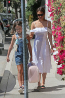 PEOPLE - Jessica Alba im sommerlichen Look in Beverly Hills unterwegs