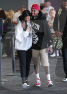 EXKLUSIV - Kylie Jenner und Tyga turteln am Flughafen in Los Angeles