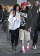 EXKLUSIV - Kylie Jenner und Tyga turteln am Flughafen in Los Angeles