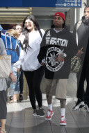 EXKLUSIV - Kylie Jenner und Tyga turteln am Flughafen in Los Angeles