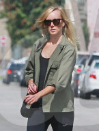 PEOPLE - Kimberly Stewart schiebt den vollen Einkaufswagen zum Auto