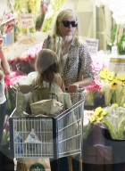 PEOPLE - Kimberly Stewart schiebt den vollen Einkaufswagen zum Auto