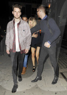 EXKLUSIV - Ellie Goulding braucht eine Stütze beim Verlassen des 'Tape Nightclub' in London