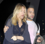 EXKLUSIV - Ellie Goulding braucht eine Stütze beim Verlassen des 'Tape Nightclub' in London