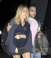 EXKLUSIV - Ellie Goulding braucht eine Stütze beim Verlassen des 'Tape Nightclub' in London