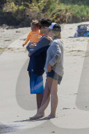EXKLUSIV - Hilary und Haylie Duff mit ihren Kindern am beach von Malibu
