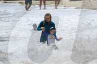 EXKLUSIV - Hilary und Haylie Duff mit ihren Kindern am beach von Malibu