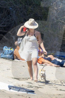 EXKLUSIV - Hilary Duff mit ihren Kindern am Beach von Malibu