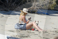 EXKLUSIV - Hilary Duff mit ihren Kindern am Beach von Malibu