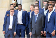 NEWS - Frankreich EURO-Fussballmannschaft trifft sich mit Francois Hollande in Paris