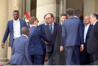 NEWS - Frankreich EURO-Fussballmannschaft trifft sich mit Francois Hollande in Paris