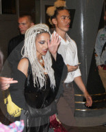 EXKLUSIV - FKA Twigs mit neuer Frisur