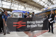 NEWS - Protest gegen Zugsausfällen in Süd-England